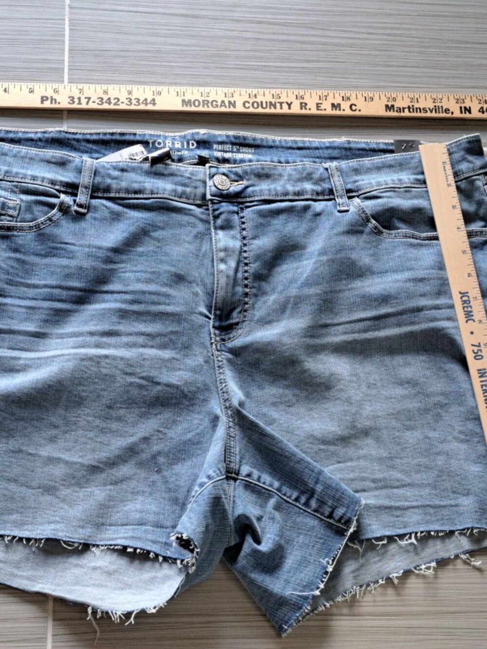 New Torrid Womens Size 26 5" Mid-Rise Denim Shorts Studded Sides Frayed Hem - Picture 6 of 8